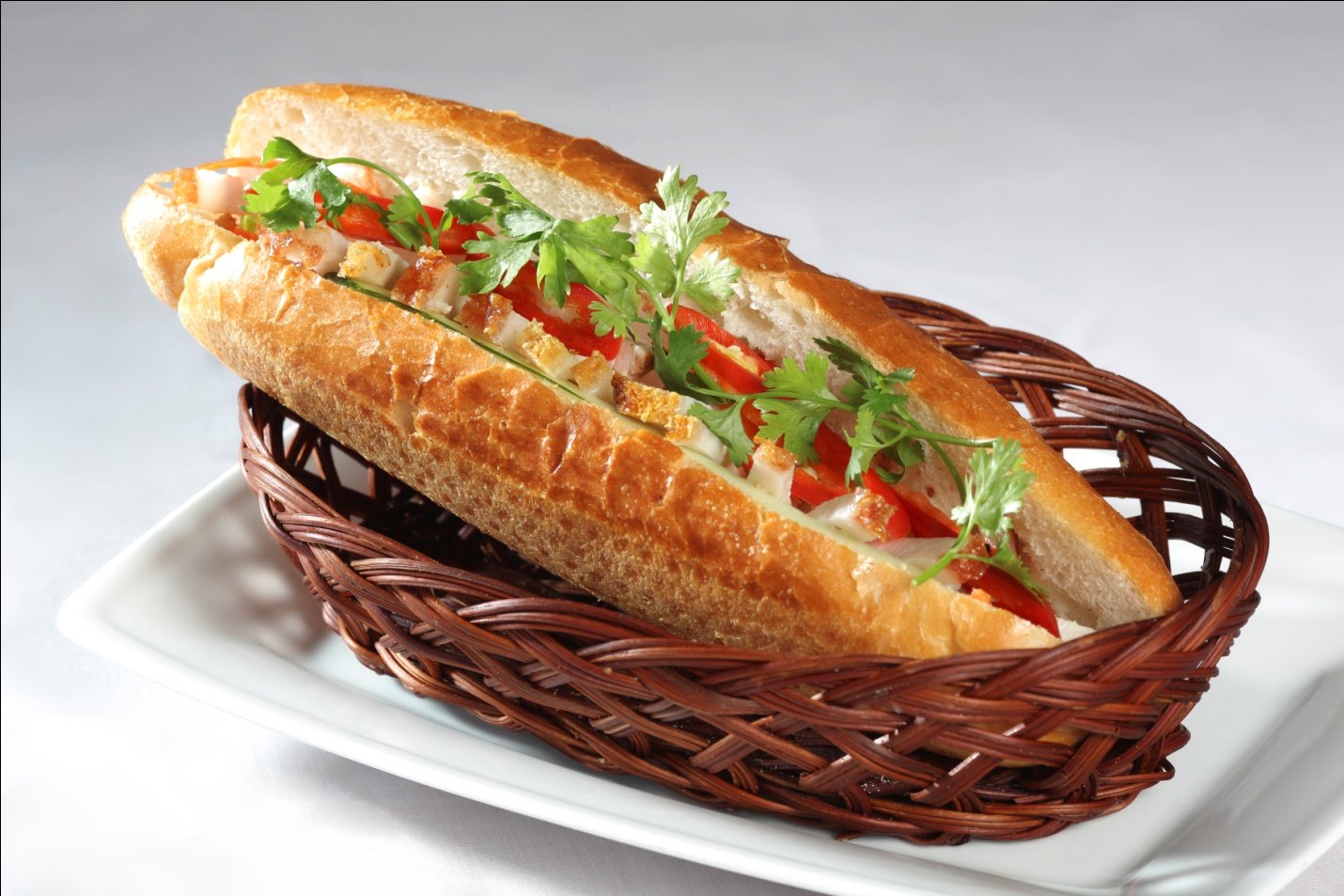 Eat-Saigon-bread-with-grilled-fish-with-10.000-VND