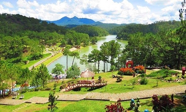 The-gorgeous-landscapes-surrounded-Da-Thien-Lake