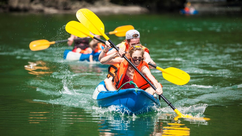 Tourists-are-enjoying-the-kayaking