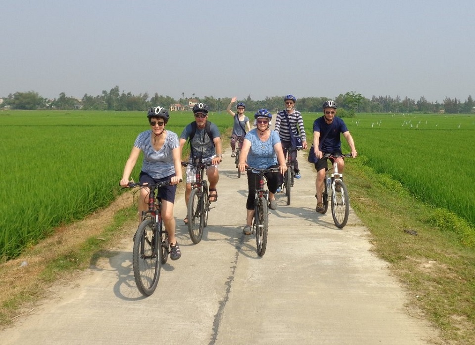 Tourists-are-excited-about-riding-through-rural-areas-in-Hoi-An