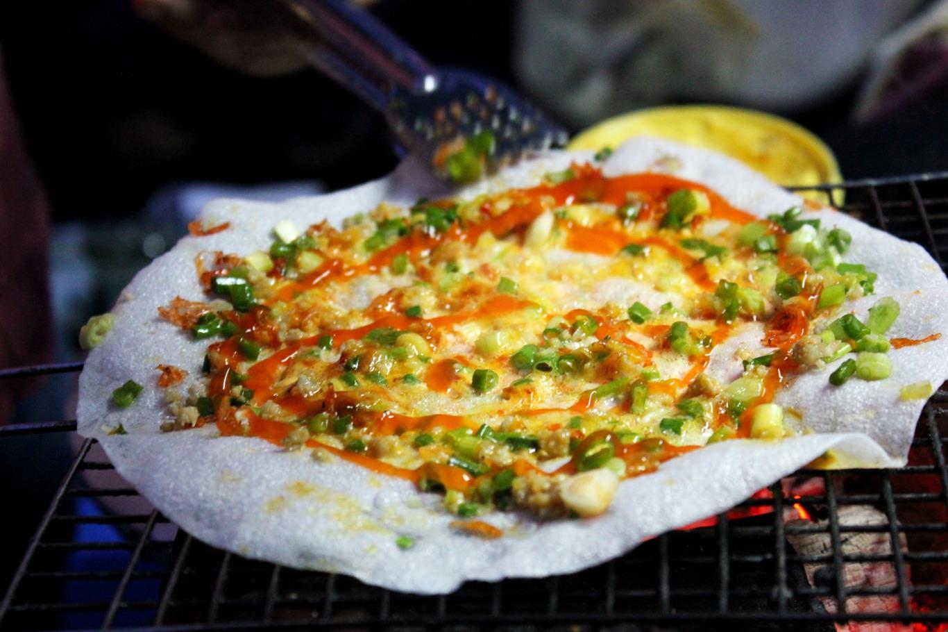 Try-eating-grilled-rice-paper-in-Cao-Thang-Street
