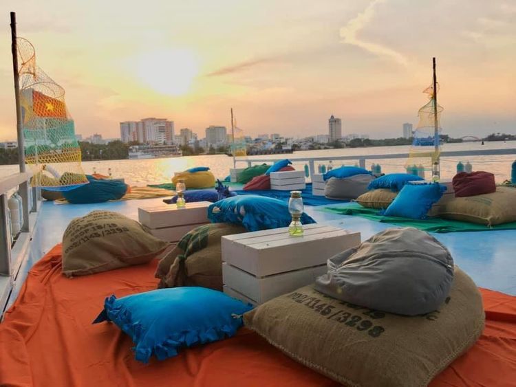 Chill Deck Coffee – Quán Cafe view sông Sài Gòn chill hết nấc